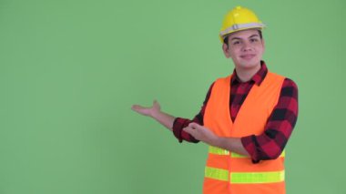 Mutlu genç çok etnik adam inşaat işçisi arka gösteren