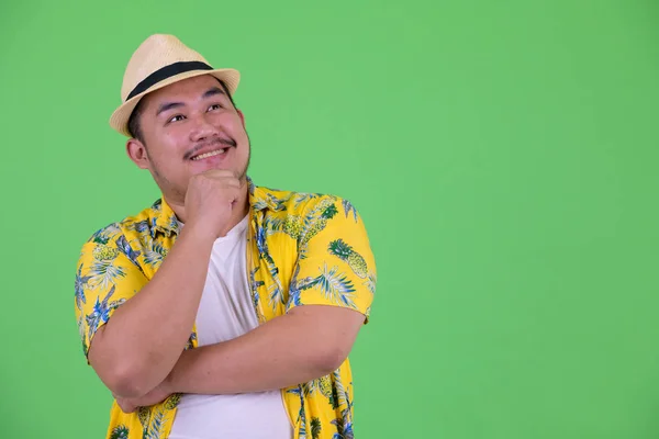 Feliz jovem sobrepeso asiático turista homem pensando — Fotografia de Stock