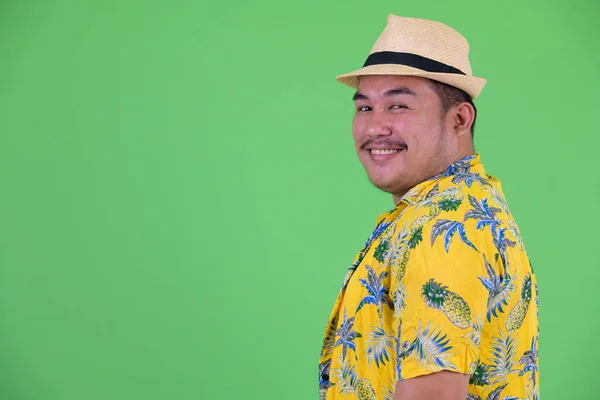 Perfil vista de feliz jovem sobrepeso asiático turista homem sorrindo — Fotografia de Stock