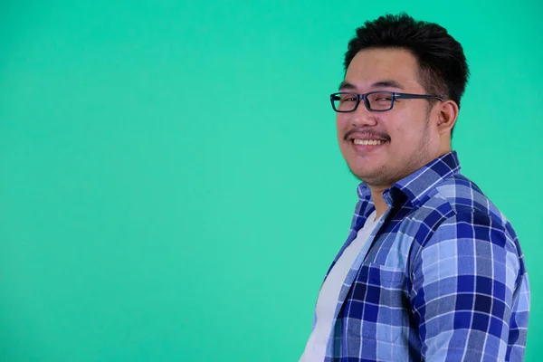 Pemandangan profil pemuda bahagia kelebihan berat badan Manusia hipster Asia tersenyum — Stok Foto
