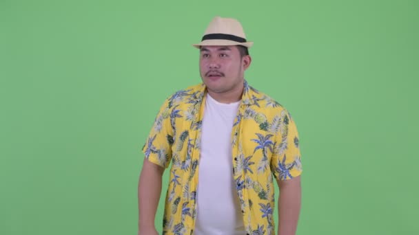 Šťastná mladá nadváha asijský turistický muž, který mával rukou — Stock video