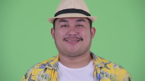 Tvář šťastné mladé nadváhy asijský turistický muž pokyvoval hlavou Ano — Stock video