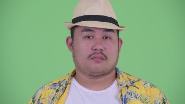 Tvář vážné mladé nadváhy asijský turistický muž pokyvující hlavou ne — Stock video