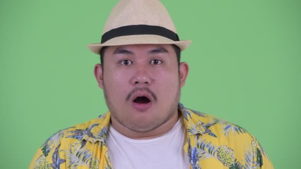 Tvář šťastné mladé nadváhy asijský turistický muž vypadal překvapeně — Stock video