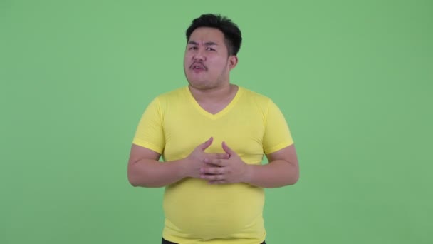 Feliz joven sobrepeso asiático hombre explicando algo — Vídeo de stock