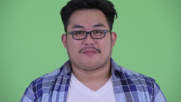 Mutlu genç kilolu Asya hipster adam gülümseyen yüzü — Stok video
