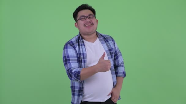 Feliz jovem acima do peso asiático hipster homem dando polegares para cima — Vídeo de Stock
