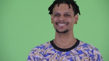 Mutlu genç yakışıklı Afrikalı adam düşünme yüz