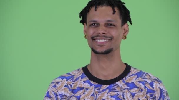 Gezicht van gelukkige jonge knappe Afrikaanse man denken — Stockvideo
