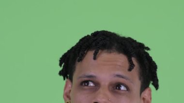 Dreadlocks düşünme ile genç Afrikalı adamın gözleri