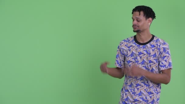 Zdůraznil mladý Afričan, který něco ukázal — Stock video