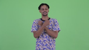 Mutlu genç yakışıklı Afrikalı adam vlogging ve kamera konuşuyor