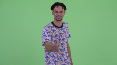 Mutlu genç yakışıklı Afrikalı adam el sıkışma veren