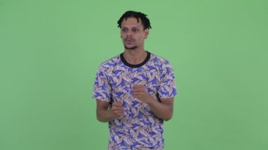 Stresli genç Afrikalı adam kötü haber alıyorum