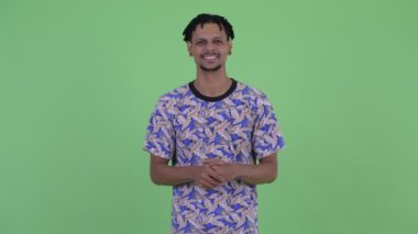 Mutlu genç yakışıklı Afrikalı adam kameraya konuşuyor
