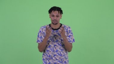 Mutlu genç yakışıklı Afrikalı adam konuşuyor ve heyecanlı hissediyorum