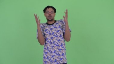Mutlu genç yakışıklı Afrikalı adam şaşırmış görünümlü