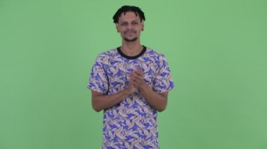 Mutlu genç yakışıklı Afrikalı adam alkışlayarak el