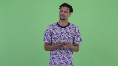 Telefon kullanırken düşünme Mutlu genç yakışıklı Afrikalı adam