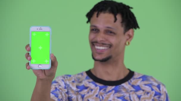 Πρόσωπο του Happy νέος όμορφος Αφρικανός άνθρωπος δείχνει το τηλέφωνο — Αρχείο Βίντεο