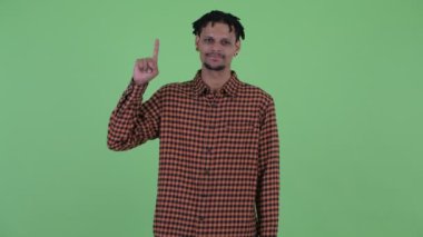 Mutlu genç yakışıklı Afrikalı adam işaret