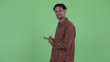 Mutlu genç yakışıklı Afrikalı adam vlogging ve kamera konuşuyor