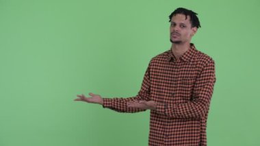 Stresli genç Afrikalı adam bir şey gösteren