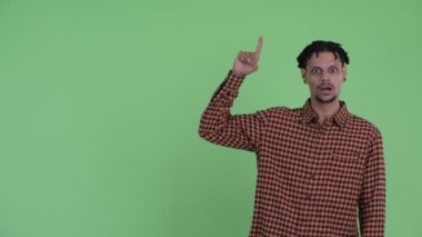 Mutlu genç yakışıklı Afrikalı adam işaret ve heyecanlı görünümlü