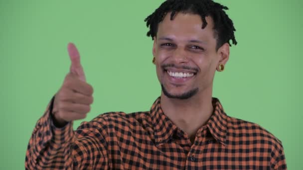 Volto di felice giovane bell'uomo africano dando pollici in su — Video Stock