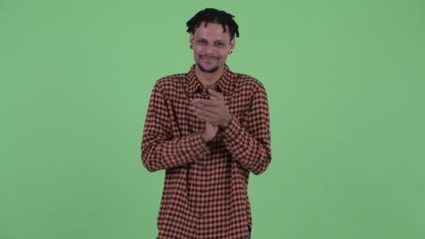 Feliz jovem e bonito homem africano batendo palmas — Vídeo de Stock