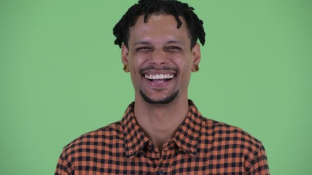Arca boldog fiatal csinos afrikai férfi mosolygott és nevetve — Stock videók