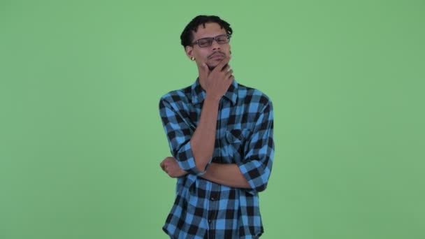 Gelukkig jonge Afrikaanse hipster man denken en opzoeken — Stockvideo