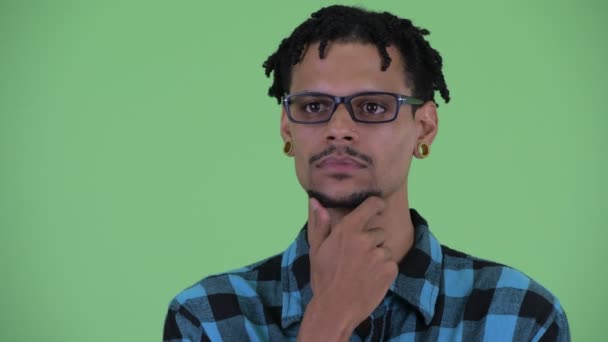 얼굴 의 행복한 젊은 아프리카 힙스터 남자 생각 과 찾고 — 비디오
