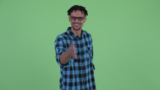Joyeux jeune homme hipster africain donnant poignée de main — Video