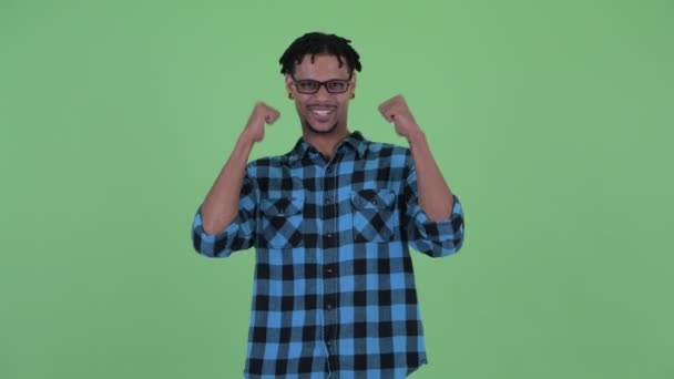행복한 젊은 아프리카 힙스터 남자 제공 엄지 손가락 올라 과 찾고 흥분 — 비디오