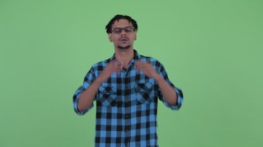 Stresli genç Afrikalı hipster adam kötü haber alıyorum