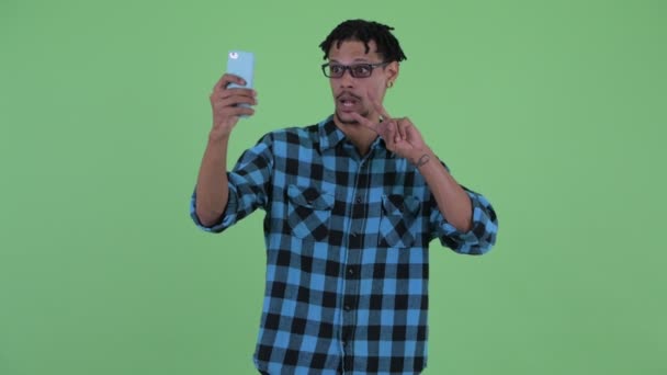 Boldog fiatal afrikai csípő ember vesz selfie — Stock videók