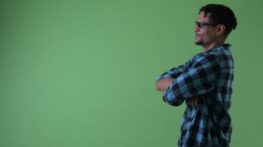 Mutlu genç Afrikalı hipster adam işaret parmak profil görünümü