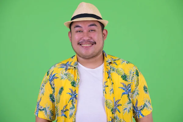 Twarz z szczęśliwy młody nadwaga Asian turystyczny człowiek uśmiechnięty — Zdjęcie stockowe