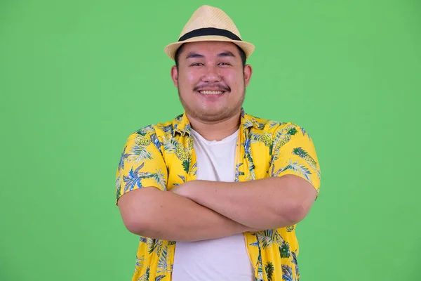 Feliz jovem sobrepeso asiático turista homem sorrindo com braços cruzados — Fotografia de Stock