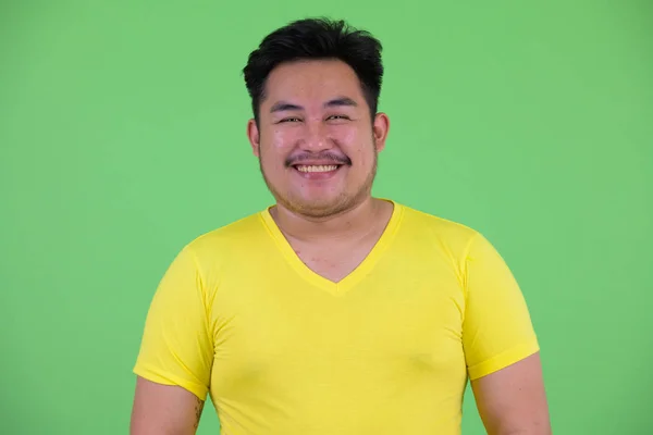 Twarz szczęśliwego młodego przystojnego z nadwagą azjatycki człowiek uśmiechnięty — Zdjęcie stockowe