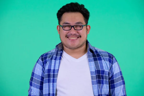 Twarz z szczęśliwy młody nadwaga Asian Hipster mężczyzna uśmiechnięty — Zdjęcie stockowe