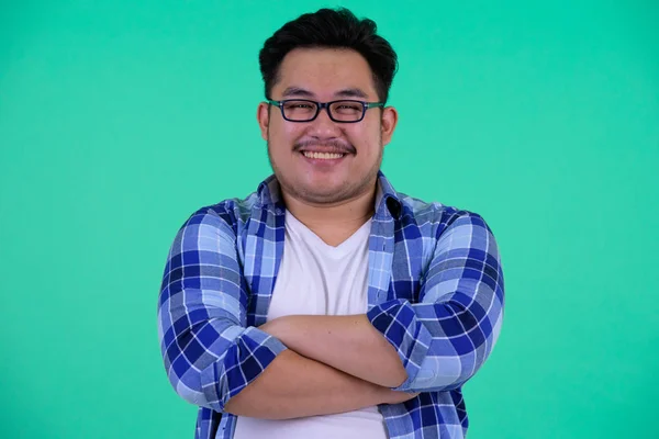 Feliz jovem sobrepeso asiático hipster homem sorrindo com os braços cruzados — Fotografia de Stock