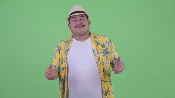 Glücklich junge übergewichtige asiatische Tourist Mann entspannt mit geschlossenen Augen — Stockvideo