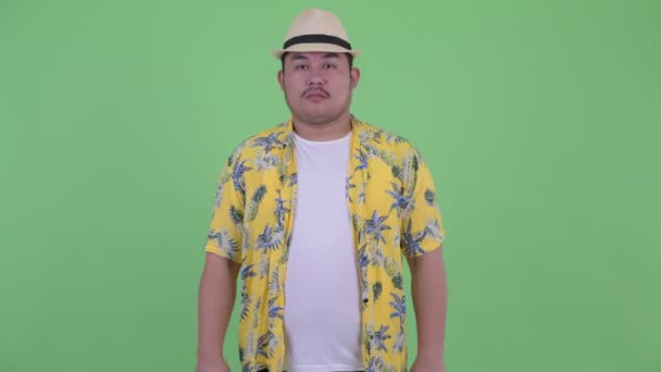 Serious joven sobrepeso asiático turista hombre con stop gesture — Vídeo de stock
