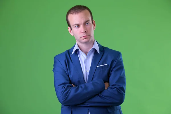 Retrato de hombre de negocios en traje pensando con los brazos cruzados —  Fotos de Stock