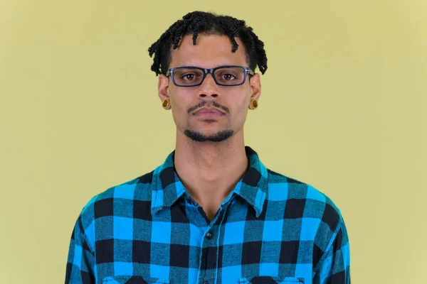 Twarz młodego przystojnego afrykańskiego mężczyznę Hipster z okularami — Zdjęcie stockowe