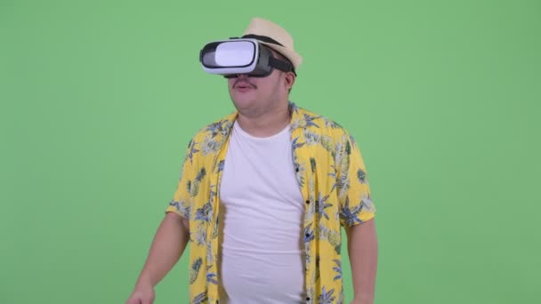 Happy young overweight Asian tourist man using virtual reality headset — Stock Video