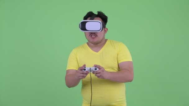 Happy Young overgewicht Aziatische man spelen games tijdens het gebruik van Virtual Reality headset — Stockvideo