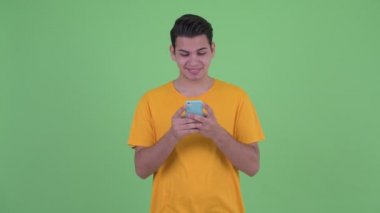 Telefon kullanırken mutlu genç çok etnik adam düşünme